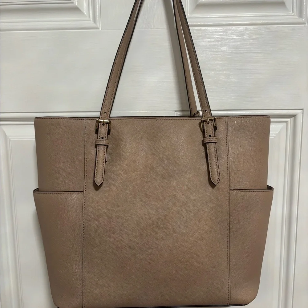 Michael Kors Jet Set Tote – Tan Saffiano Leather – Authenticated – Gold Hardware